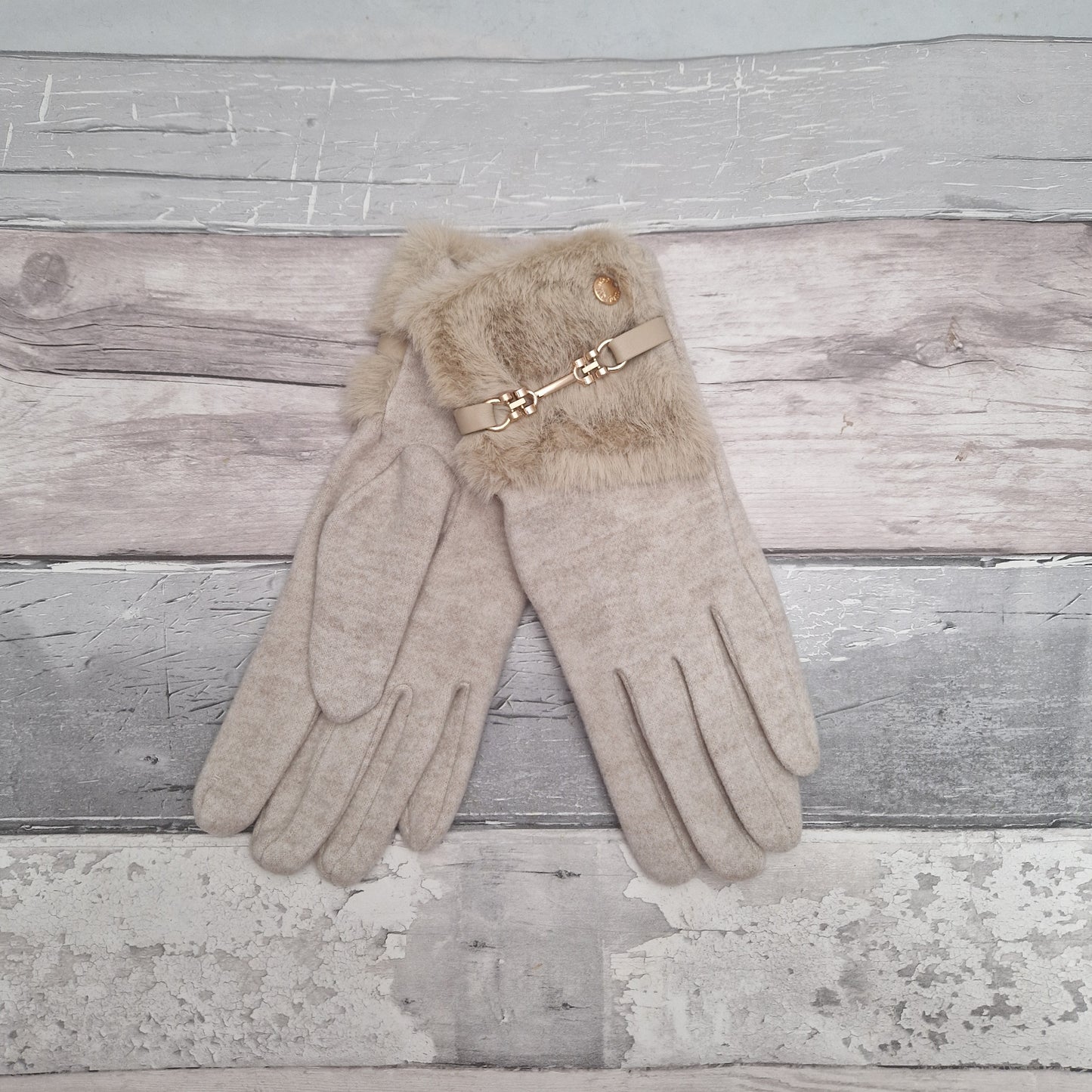 Cream coloured ladies stretch gloves with a large faux fur cuff finished in a gold coloured bar buckle detail. Gift Boxed.