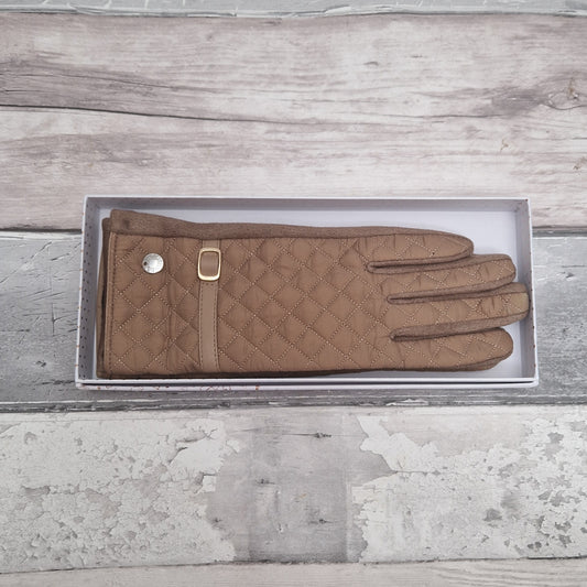 Ladies quilted gloves in tan. Finished with a strap and buckle detail. Gift Boxed.